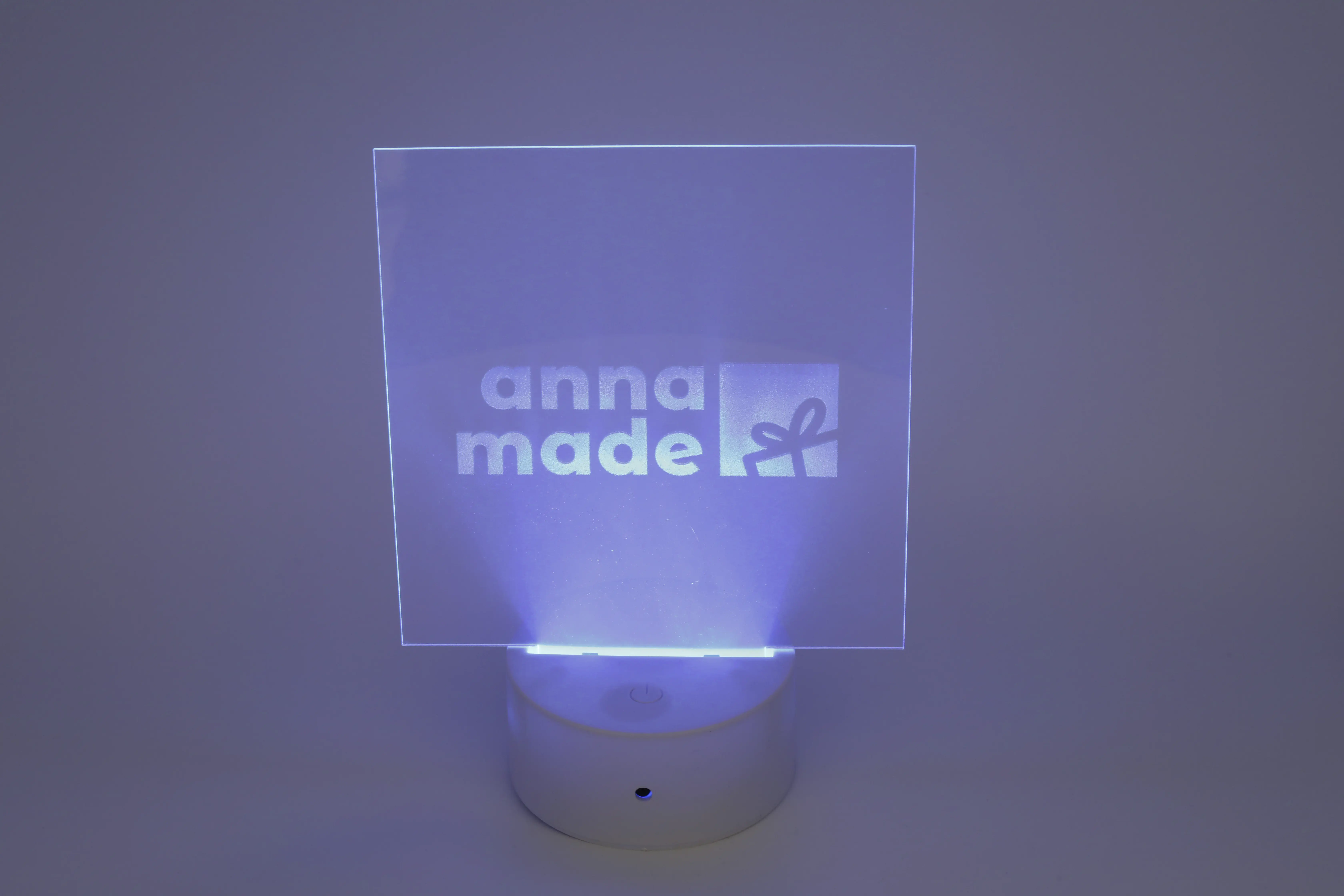 LED-Sockel mit ACRYL-Platten Logo eingraviert